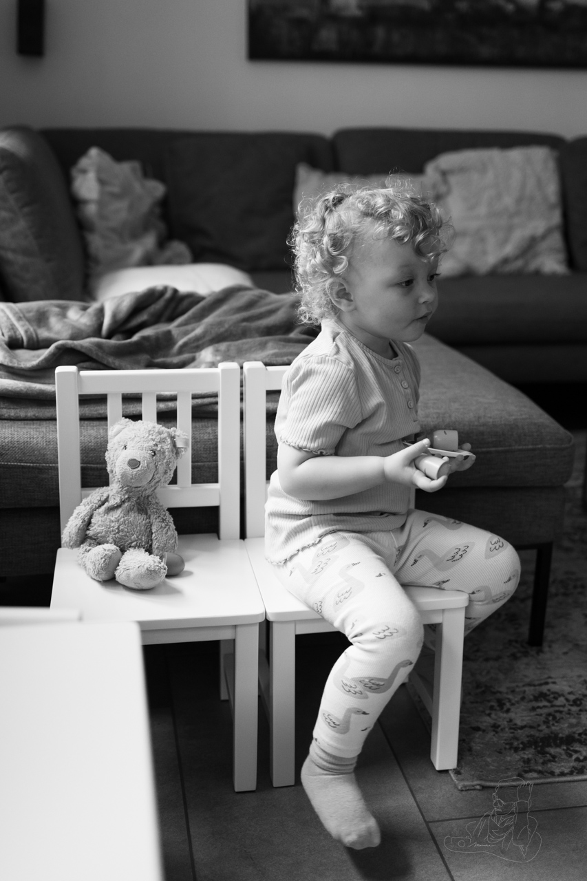 meisje spelend met teddybeer